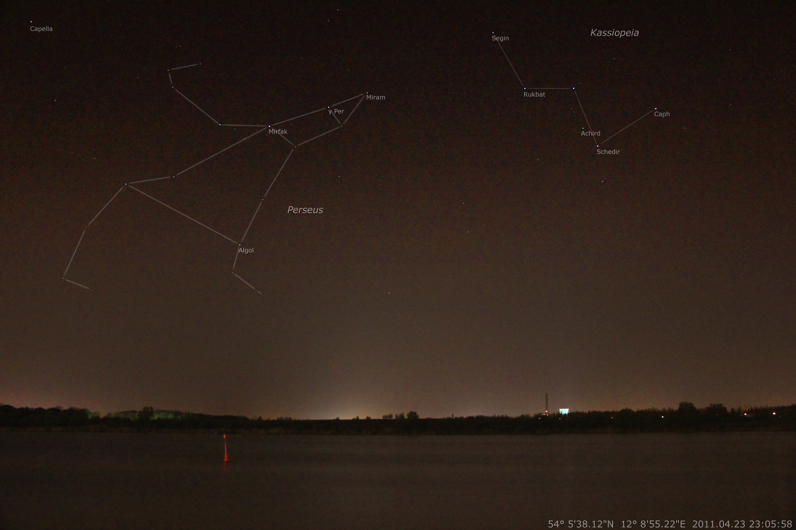 Las constelaciones de Perseo y Casiopea desde Rostock, Alemania. Foto: AdreKo (WikiMedia)